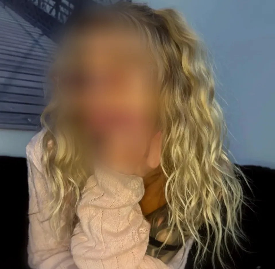 Roisin, 23